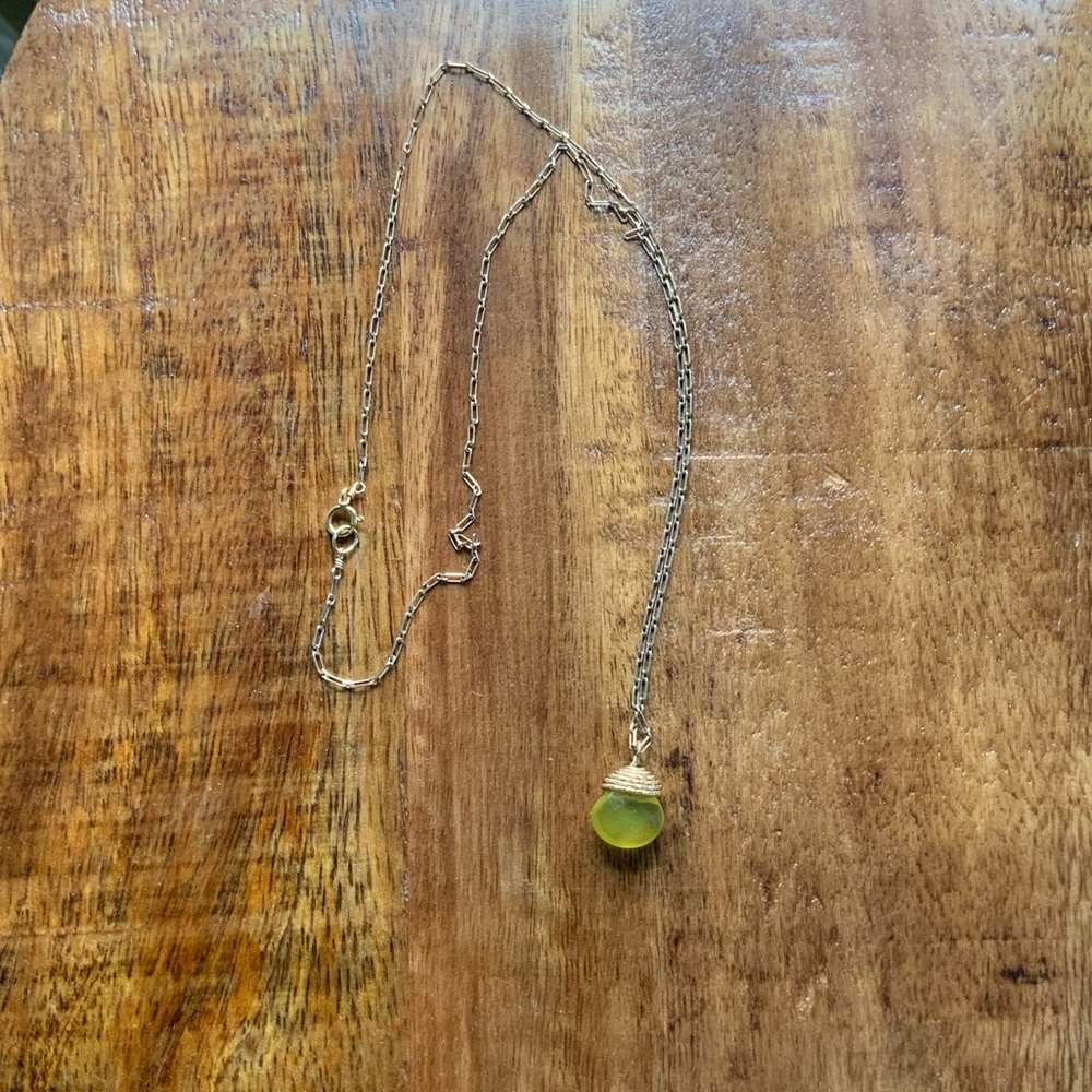 Dainty gold necklace with green stone - Picture 5 of 5